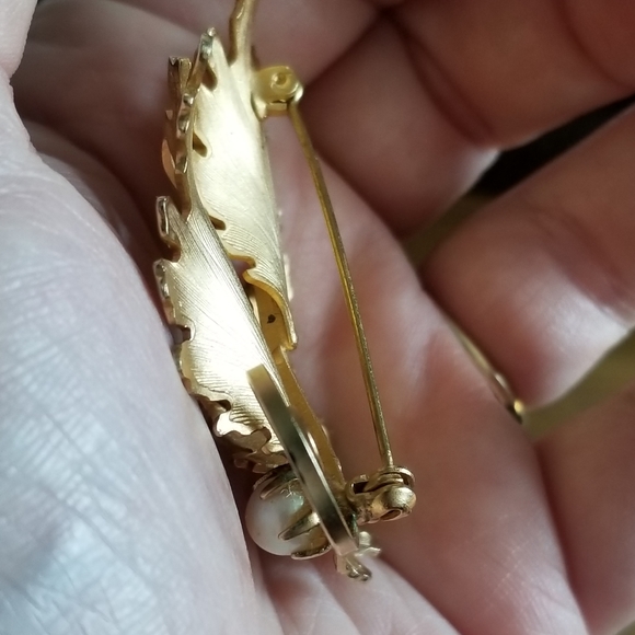 Relisted -Vintage three leaves brooch with white pearls gold tone leaf pin - Picture 7 of 13